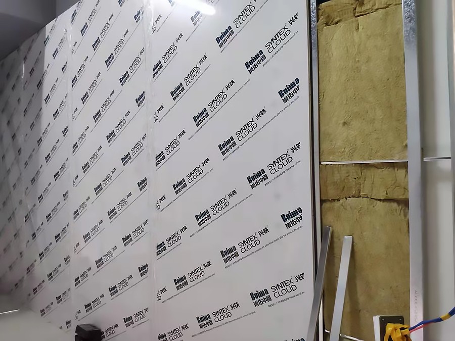 機(jī)房墻板安裝現(xiàn)場圖.jpg undefined